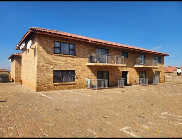 24 BEDROOM COMPLEX FOR SALE IN LENASIA SOUTH